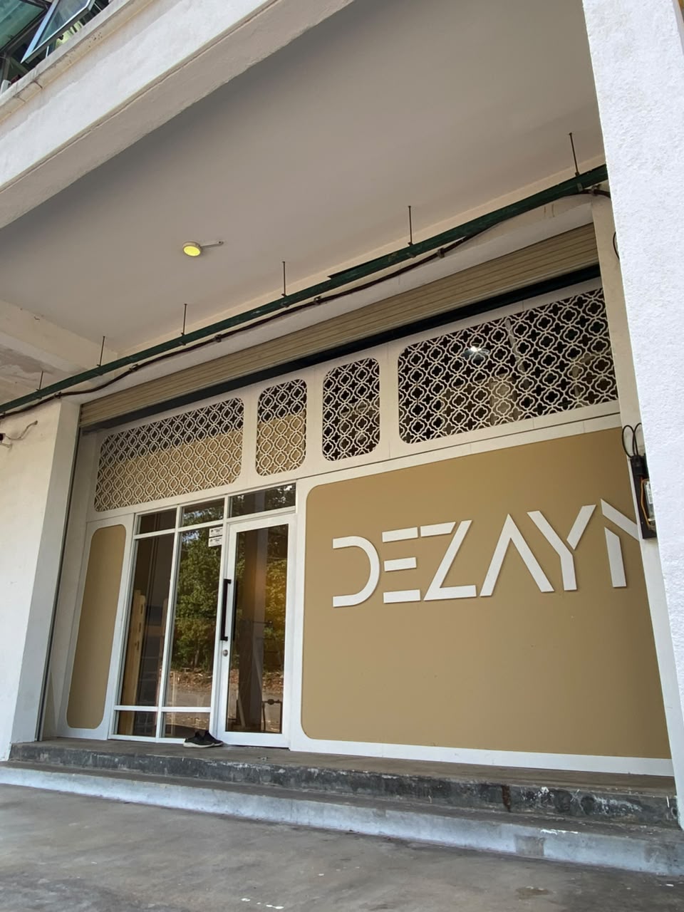 Bahagian hadapan kilang dan galeri Dezayn Design di Tampin